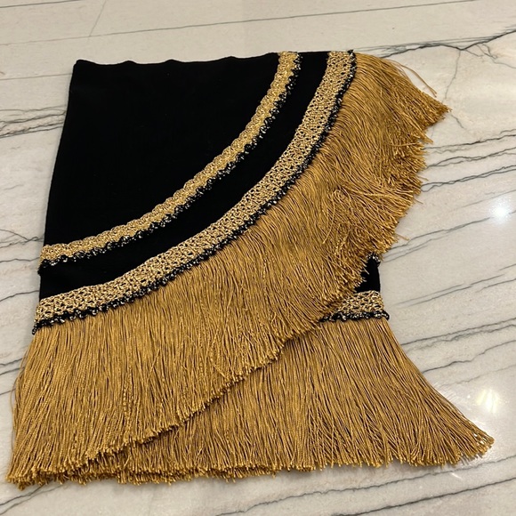 Vintage Austrian Black & Gold Shawl with Pattern and Fringe 100% virgin wool - Picture 3 of 16